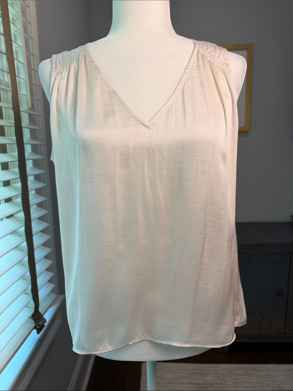 Banana Republic Cream V-Neck Sleeveless Blouse. Like New. MP.